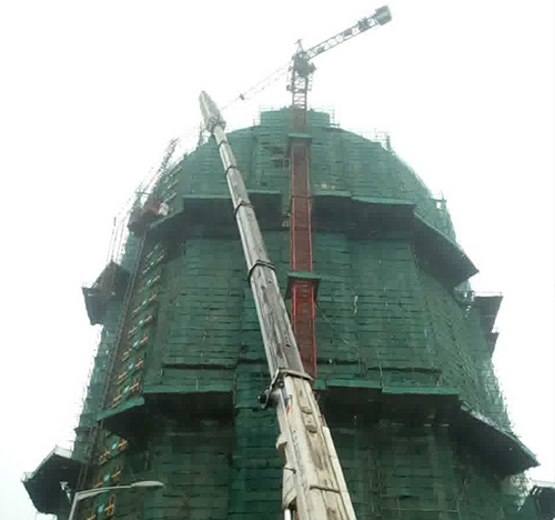 桐柏吊车在工地上作业